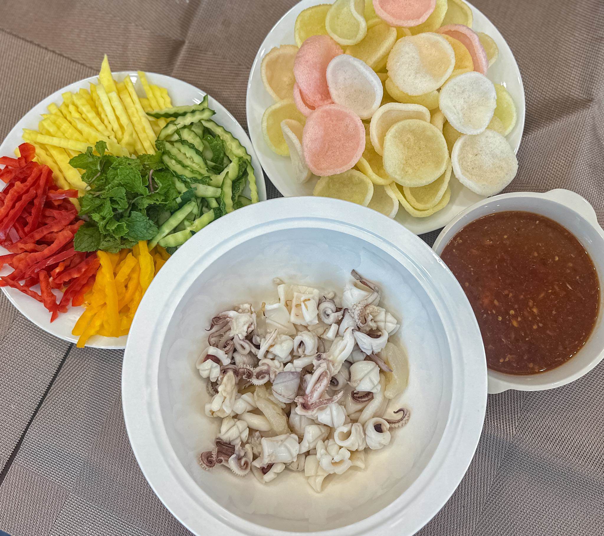 Xoài , dưa chuột, ớt chuông cắt miếng vừa ăn.