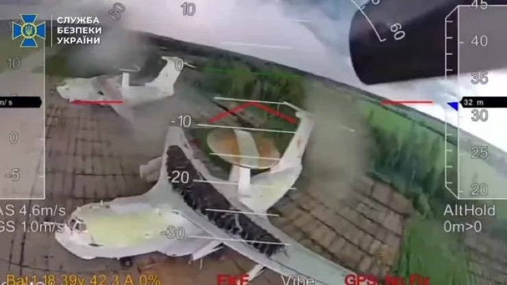 Hai máy bay “mắt thần” A-50 của Nga bị UAV Ukraine tập kích dường như không phải là máy bay còn được sử dụng. Ảnh chụp màn hình video.