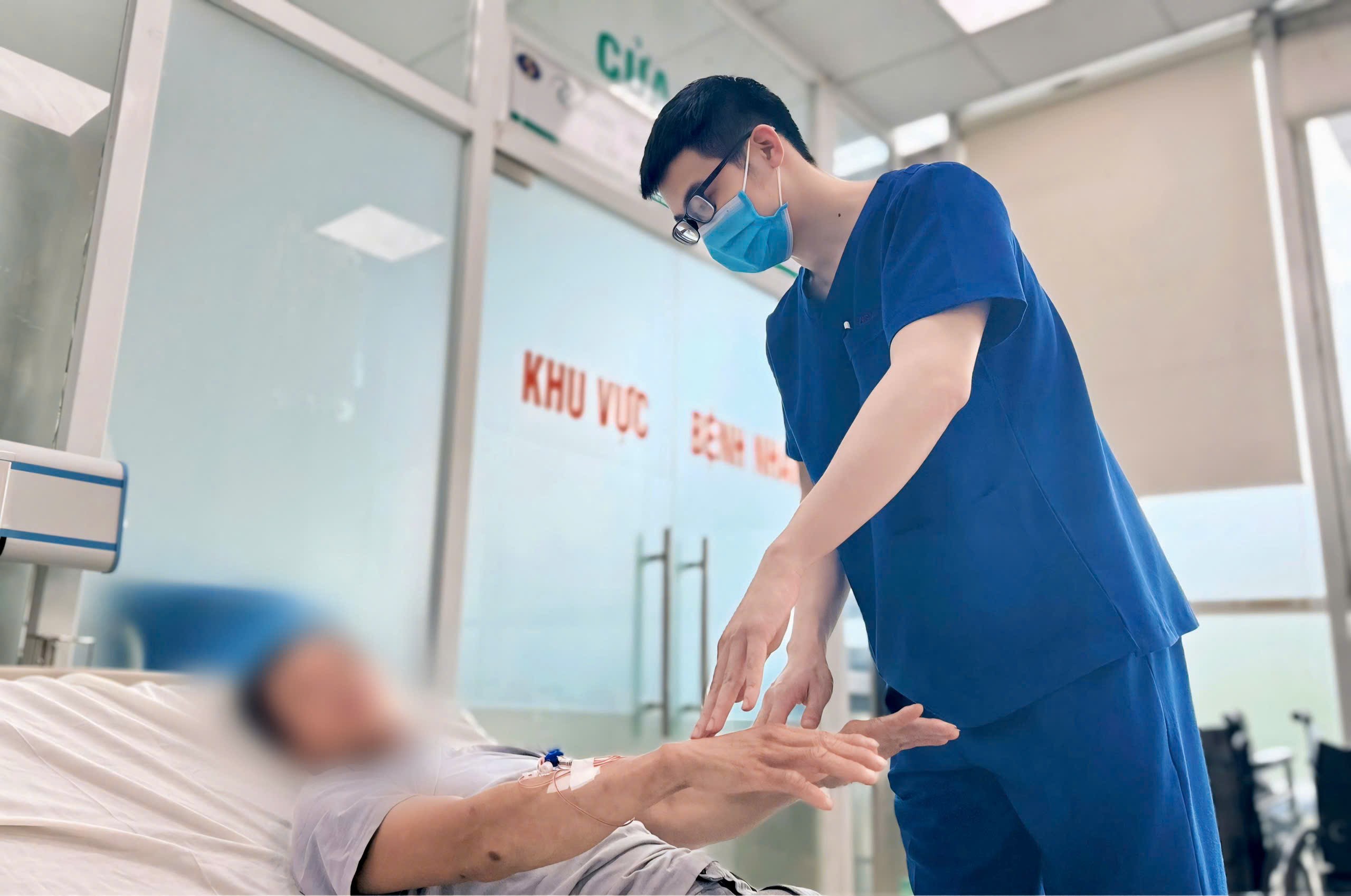 Bác sĩ thăm khám cho bệnh nhân.