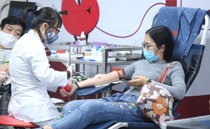 Người dân tham gia hiến máu tình nguyện tại Viện Huyết học - Truyền máu Trung ương.
