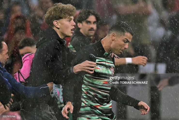 Ronaldo bị fan cuồng "tấn công" ngay trước trận đấu