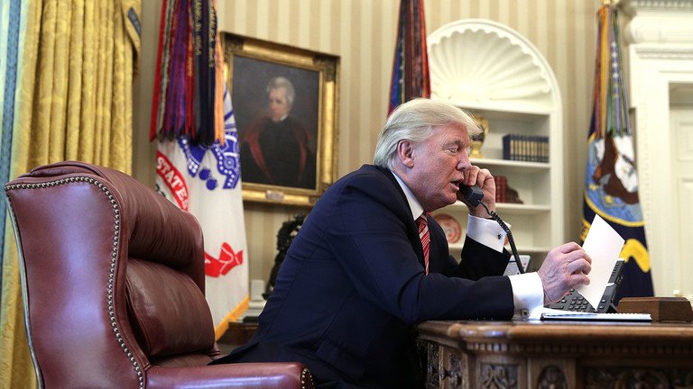 Tổng thống Mỹ Donald Trump điện đàm ở Nhà Trắng. Ảnh: Alex Wong / Getty Images.