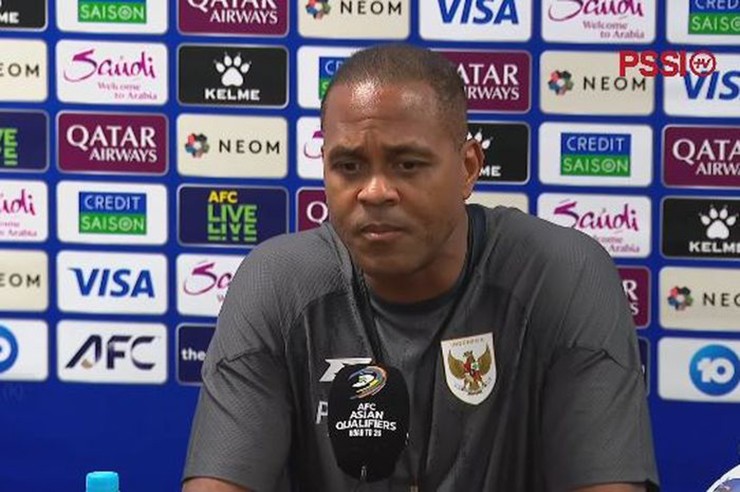 HLV Patrick Kluivert chia sẻ trong buổi họp báo