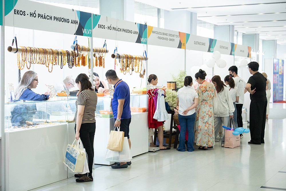 Giàn hàng tại VISTYLE Pavillion cũng nhận được sự quan tâm của khách hàng