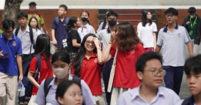 Phụ huynh kéo vali, thuê khách sạn cùng con đi thi lớp 10