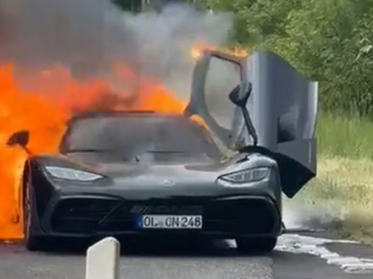 Xe triệu USD Mercedes-AMG One bốc cháy không lý do