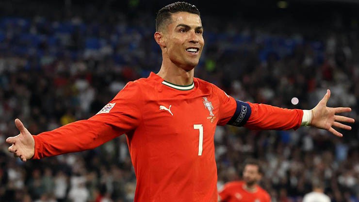 Ronaldo tỏa sáng ở tuổi 40, giúp Bồ Đào Nha đánh bại Đức