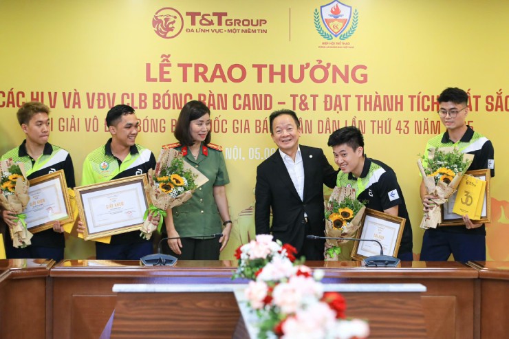 Ông Đỗ Quang Hiển dành lời ngợi khen cho nỗ lực vươn lên của Đình Đức