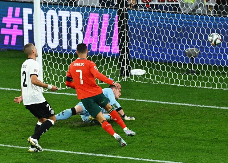 C.Ronaldo ghi bàn thắng quyết định cho ĐT Bồ Đào Nha