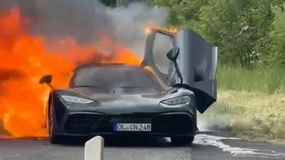 Xe triệu USD Mercedes-AMG One bốc cháy không lý do - 1