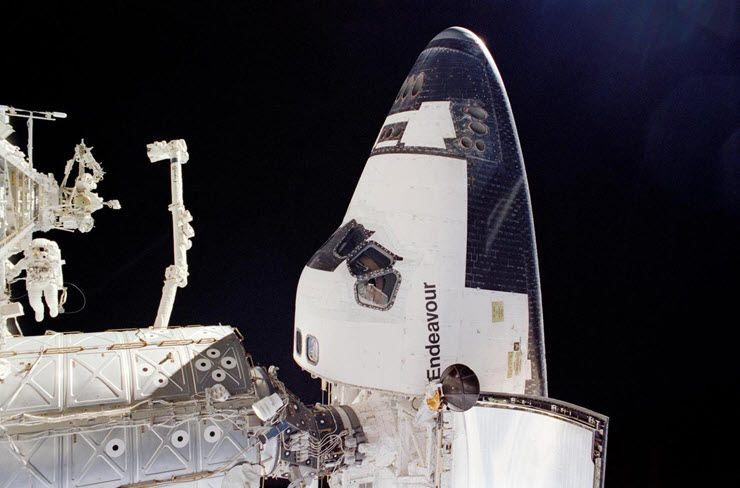 Lặng lẽ giữa các vì sao (2002): John B. Herrington của NASA, một hình bóng nhỏ bé ở phía xa bên trái bức ảnh, thực hiện công việc bên ngoài tàu con thoi Endeavour.