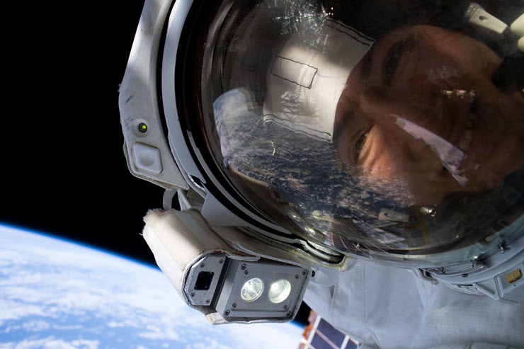 "Selfie" đi vào lịch sử (2019): Christina Koch của NASA ghi lại khoảnh khắc "tự sướng ngoài không gian" với Trái Đất làm nền. Cô và đồng nghiệp Jessica Meir đã làm việc hơn bảy giờ bên ngoài ISS trong chuyến đi bộ ngoài không gian toàn nữ đầu tiên.