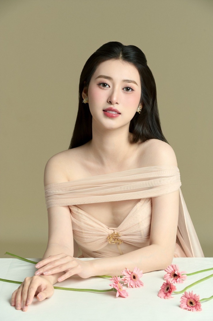 Nụ cười tươi tắn, rạng rỡ của Trâm Anh luôn toát lên vẻ tự tin và năng động. Mái tóc dài mềm mại, những lần xuất hiện trước công chúng, cô thường để tóc xoăn nhẹ hoặc buông lơi tự nhiên, tạo nên vẻ đẹp vừa ngọt ngào vừa thanh lịch.