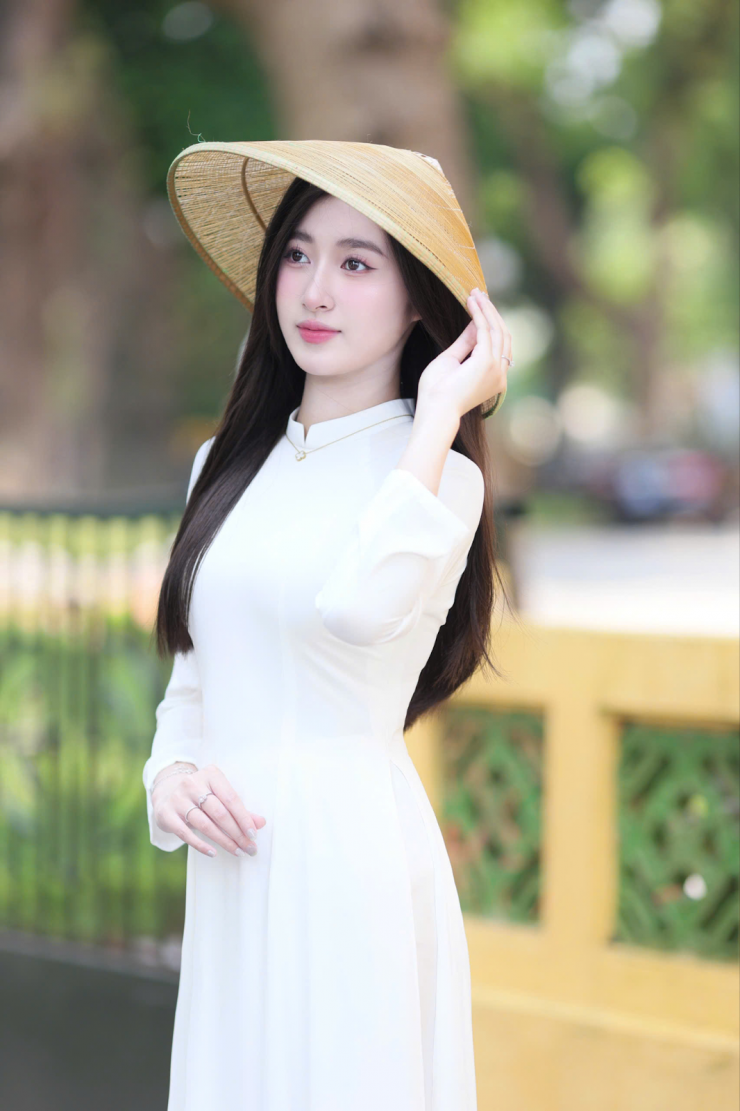 Tuy nhiên, bước ngoặt quan trọng đã đến khi Trâm Anh quyết định tham gia cuộc thi "Học sinh thanh lịch" của Trường THPT Xuân Mai (Chương Mỹ, Hà Nội) vào năm 2022. Với sự khích lệ từ thầy cô và bạn bè, cô đã vượt qua nỗi sợ hãi ban đầu và xuất sắc giành chiến thắng, trở thành hoa khôi của trường.