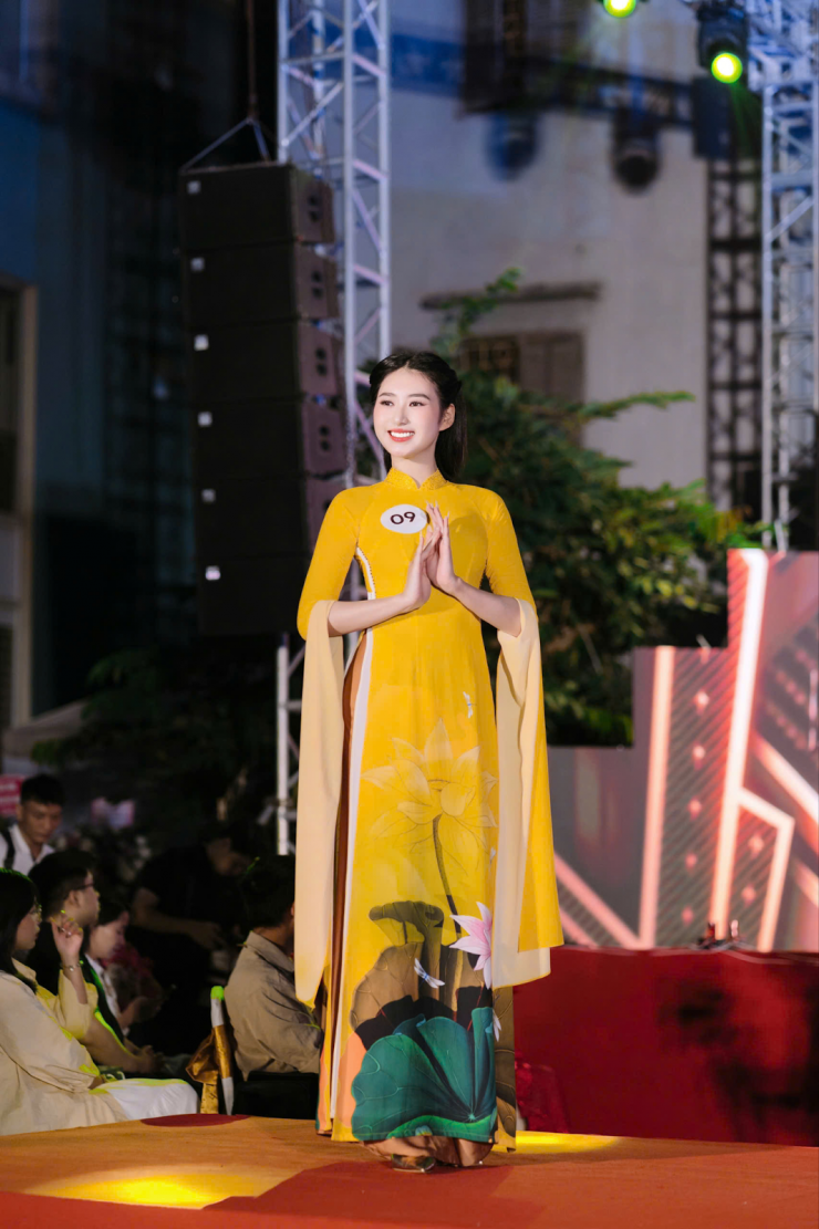 Sau thành công đầu tiên, Trâm Anh tiếp tục chứng minh tài năng khi tham gia cuộc thi Hoa khôi sinh viên thanh lịch toàn quốc 2024. Dù là thí sinh nhỏ tuổi nhất và đang học năm thứ nhất khoa Quản trị kinh doanh tại Học viện Phụ nữ Việt Nam, cô vẫn tự tin bước lên sân khấu và giành chiến thắng ấn tượng.