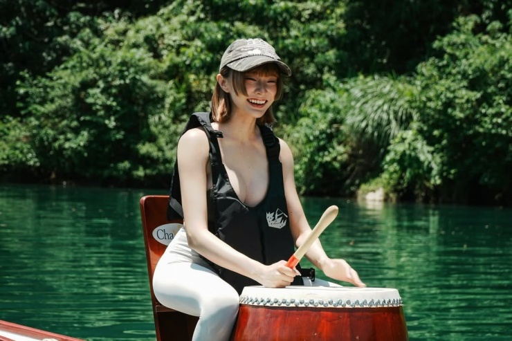 Trong đoạn clip, cô nàng hot girl diện một chiếc áo croptop ôm sát cùng quần legging bó sát cơ thể, vừa đánh trống vừa khoe thân hình nóng bỏng, đặc biệt là vòng một đẫy đà thu hút ánh mắt của không ít người.