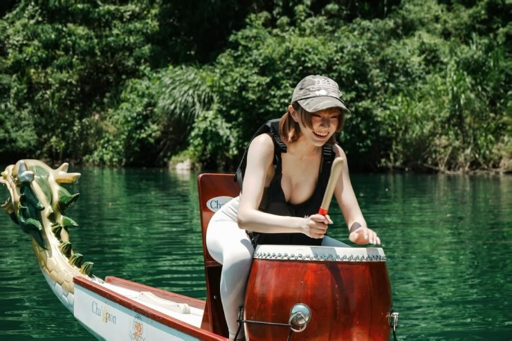 Bức ảnh được chụp lại nhanh chóng gây bão, thu hút hàng ngàn bình luận sôi nổi. Đáng chú ý, danh tính thật sự của cô cũng được cư dân mạng truy tìm ráo riết.