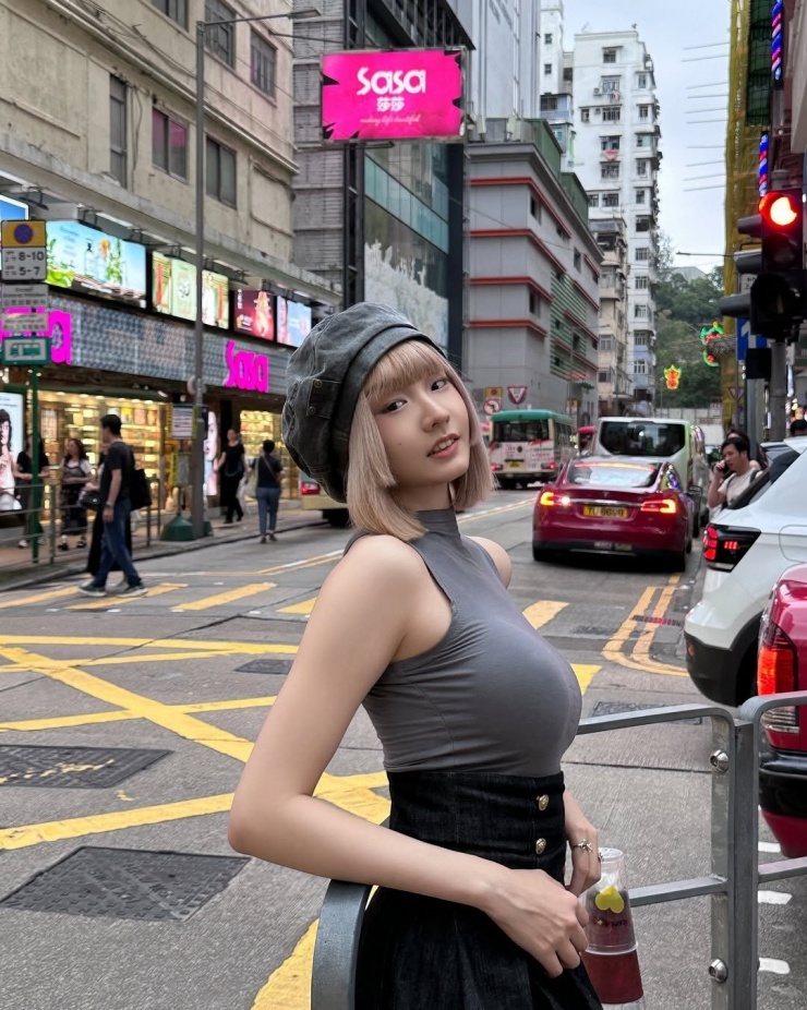 Từ một hiện tượng mạng gây tranh cãi đến hình tượng nữ cổ động viên nóng bỏng của mùa lễ hội, Ảnh Trần một lần nữa trở thành tâm điểm chú ý của truyền thông và cư dân mạng.