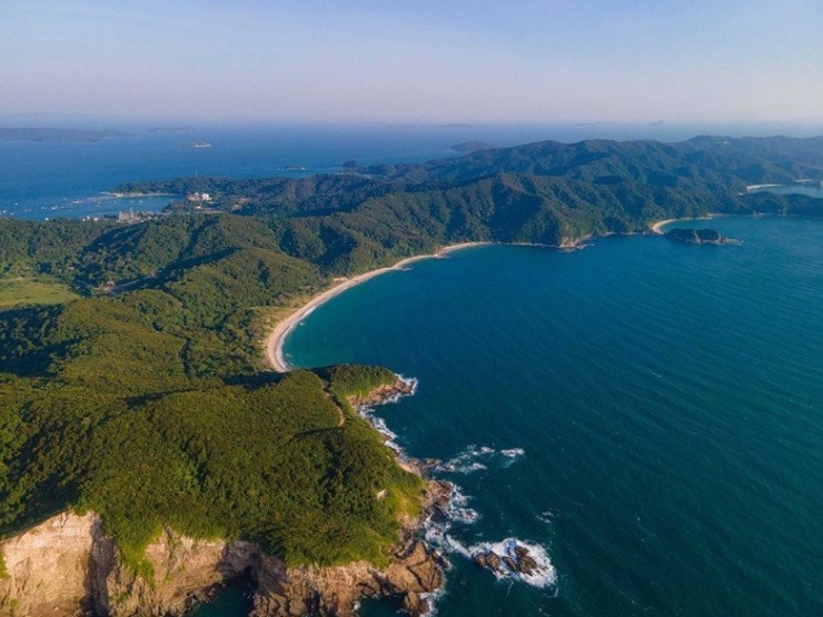 Khi những cơn nắng oi ả của mùa hè đổ xuống phố thị, không ít người tìm về những hòn đảo yên bình để tận hưởng làn gió biển trong lành. Nếu du khách đang tìm kiếm một điểm đến hoang sơ, không xô bồ mà lại đầy lãng mạn, đảo Thanh Lân (Cô Tô, Quảng Ninh) chính là lựa chọn lý tưởng để nạp lại “vitamin sea” cho mùa hè này. Với vẻ đẹp nguyên sơ, không gian yên tĩnh, Thanh Lân hứa hẹn mang lại cho du khách một kỳ nghỉ thư giãn tuyệt vời. Ảnh Trang Phạm