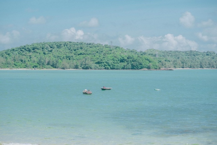 Để đến đảo Thanh Lân, du khách phải di chuyển qua hai chặng. Từ Hà Nội, du khách có thể đi xe khách tới Cái Rồng (Vân Đồn), sau đó tiếp tục di chuyển bằng tàu cao tốc hoặc tàu gỗ ra đảo Cô Tô. Hành trình này mất khoảng 5-6 tiếng. Từ Cô Tô, du khách sẽ lên tàu nhỏ để ra Thanh Lân, mất thêm khoảng 30 phút di chuyển. Dù có thể mất thời gian di chuyển, nhưng bù lại, du khách sẽ được thưởng thức vẻ đẹp hoang sơ của đảo Thanh Lân, nơi mà du lịch vẫn chưa bị “xâm lấn” quá nhiều.