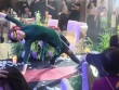 Mẹ biểu diễn yoga trong đám cưới con trai, quan khách ái ngại