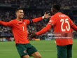 Ronaldo ghi bàn 937, bị fan cuồng 
