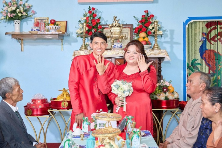 Cặp đôi kết hôn sau hơn 1 năm yêu 
