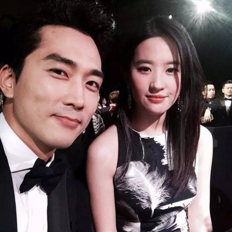 Vẻ ngoài điển trai cùng khả năng diễn xuất nhập vai khiến Song Seung Heon từng dính tin đồn tình cảm với nhiều đồng nghiệp nữ. Tuy nhiên, nam diễn viên sinh năm 1976 chỉ công khai duy nhất mối quan hệ với nữ diễn viên Lưu Diệc Phi. Song Seung Heon và Lưu Diệc Phi kết đôi từ lần hợp tác chung trong bộ phim Third Love vào năm 2015, chuyện tình cảm giữa hai diễn viên nổi tiếng kéo dài trong 3 năm.
