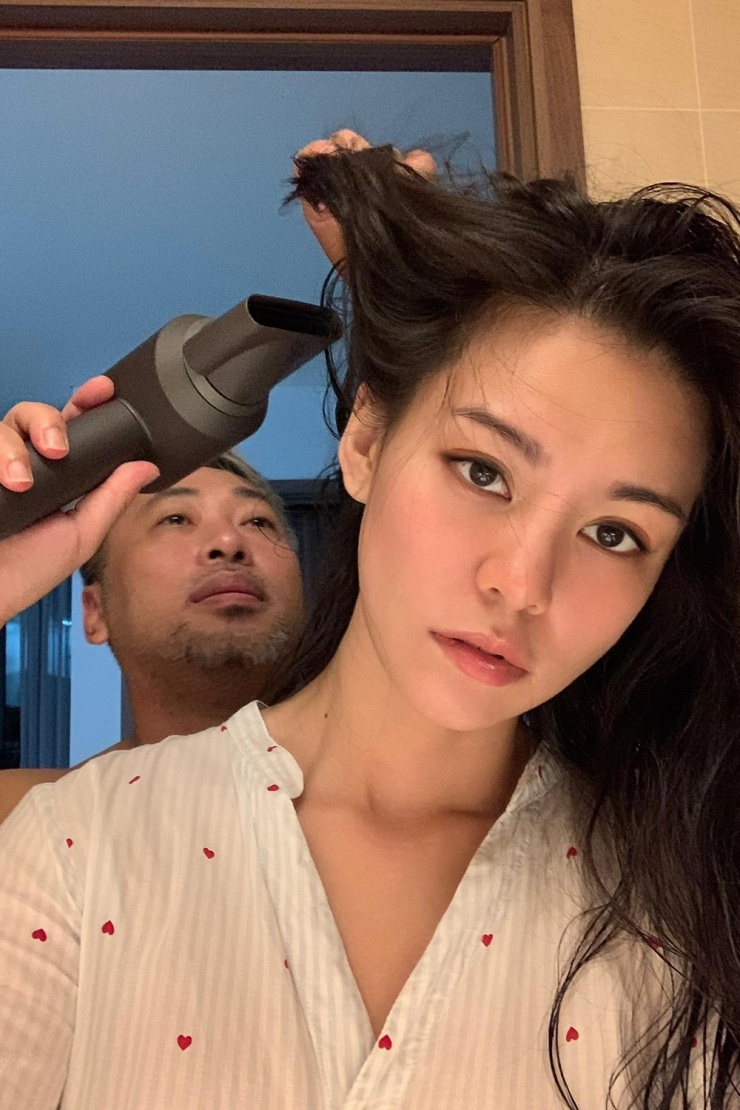 Quang Dũng cho biết dù chưa kết hôn, anh và người yêu sống chung, xem nhau như vợ chồng, tận hưởng hạnh phúc đôi lứa nhiều năm qua. Bùi Lan Hương tiết lộ bạn trai rất thích sấy tóc cho cô, dù "động tác đôi khi hơi vụng về".