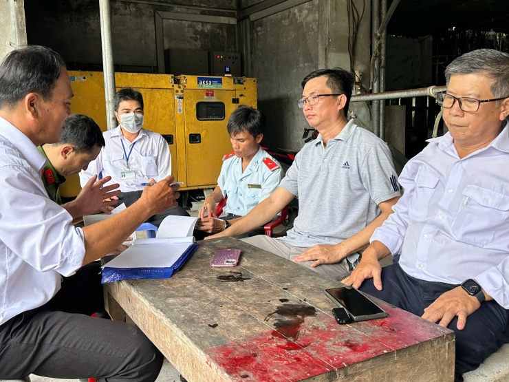 Đoàn liên ngành tỉnh Hậu Giang làm việc với đại diện chủ cơ sở giết mổ Nguyễn Đan chiều 2/6. Ảnh: H.X