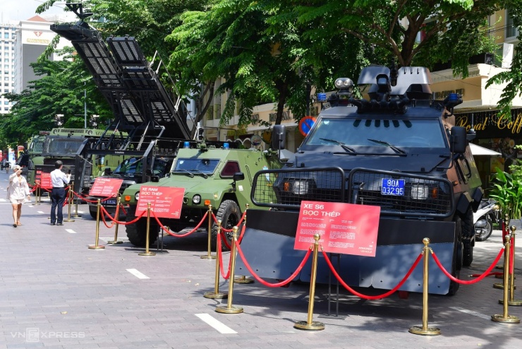 Dàn khí tài hiện đại của công an trên phố đi bộ Nguyễn Huệ - 1