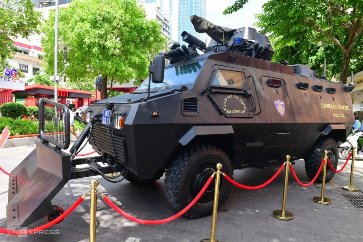 Dàn khí tài hiện đại của công an trên phố đi bộ Nguyễn Huệ - 2