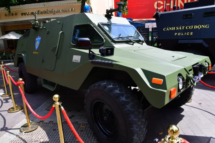 Dàn khí tài hiện đại của công an trên phố đi bộ Nguyễn Huệ - 3