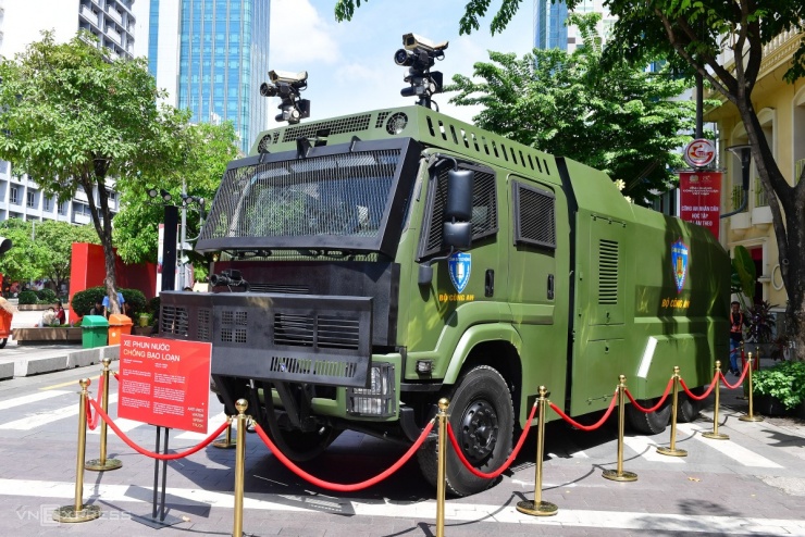 Dàn khí tài hiện đại của công an trên phố đi bộ Nguyễn Huệ - 4