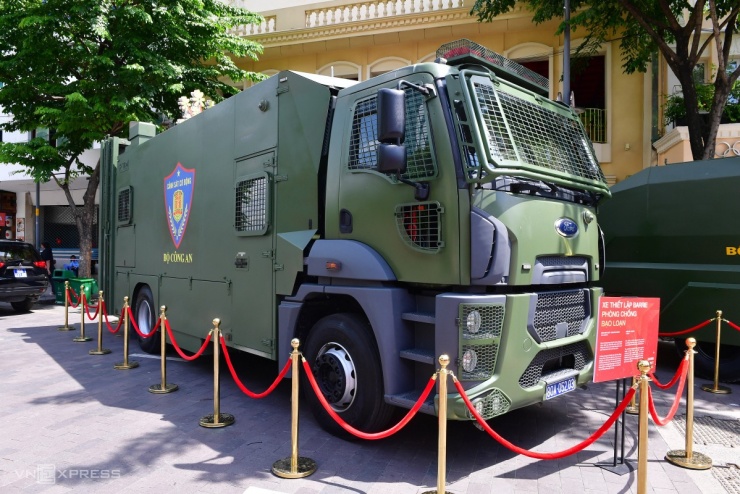 Dàn khí tài hiện đại của công an trên phố đi bộ Nguyễn Huệ - 5