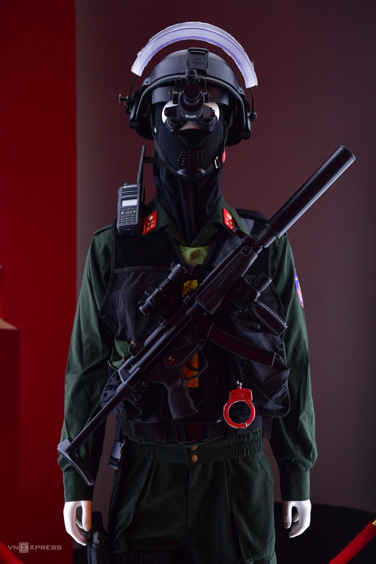 Dàn khí tài hiện đại của công an trên phố đi bộ Nguyễn Huệ - 9