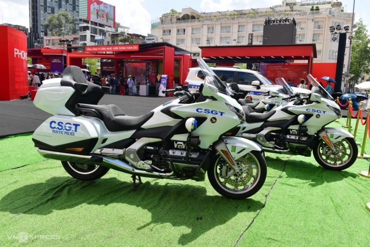 Dàn khí tài hiện đại của công an trên phố đi bộ Nguyễn Huệ - 7