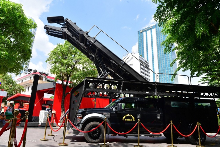 Dàn khí tài hiện đại của công an trên phố đi bộ Nguyễn Huệ - 6