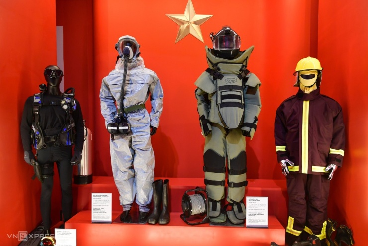 Dàn khí tài hiện đại của công an trên phố đi bộ Nguyễn Huệ - 10