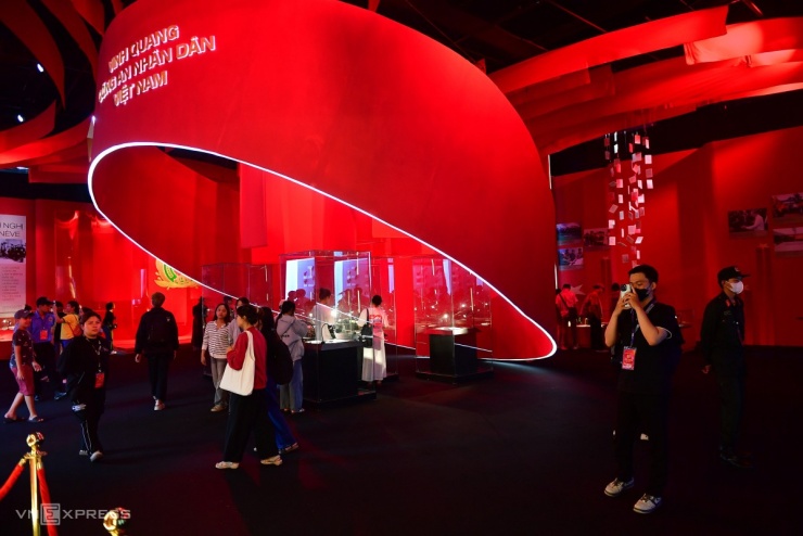 Dàn khí tài hiện đại của công an trên phố đi bộ Nguyễn Huệ - 11