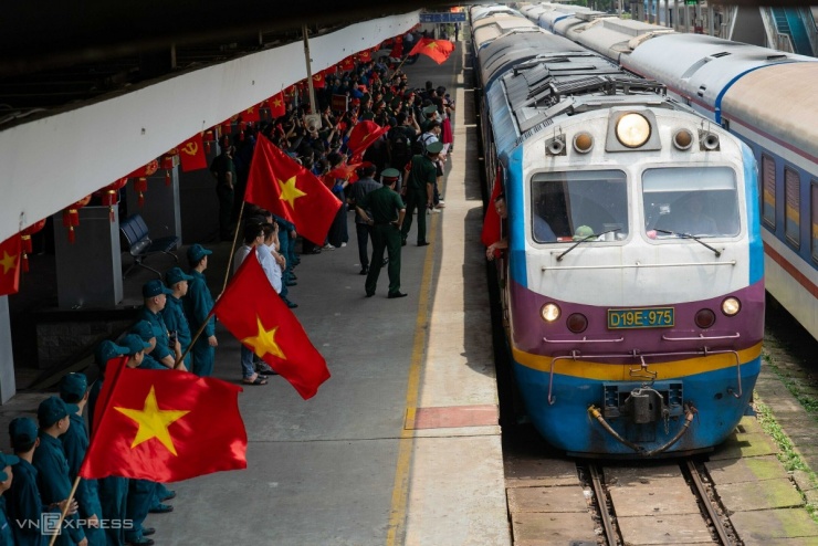 Người dân đón chào bộ đội ra Bắc diễu binh - 1