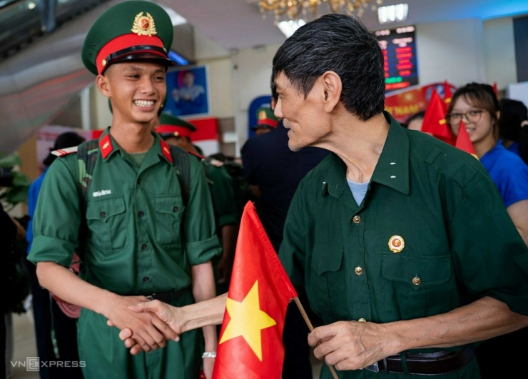 Người dân đón chào bộ đội ra Bắc diễu binh - 5
