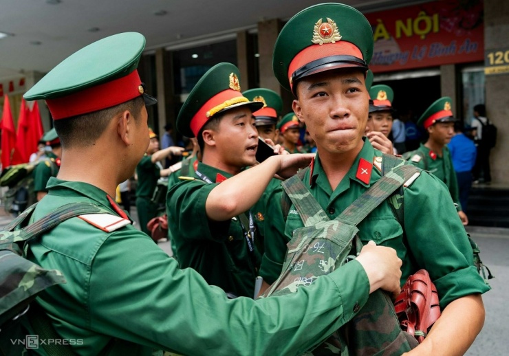 Người dân đón chào bộ đội ra Bắc diễu binh - 7