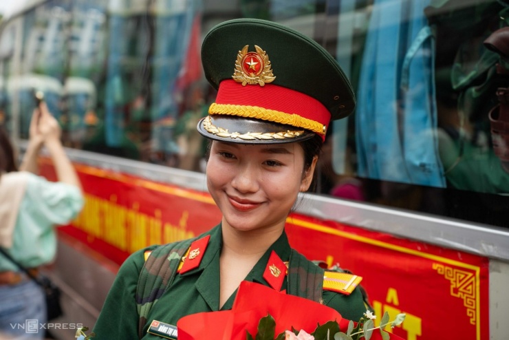 Người dân đón chào bộ đội ra Bắc diễu binh - 6