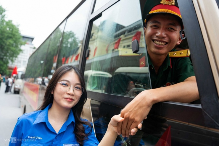 Người dân đón chào bộ đội ra Bắc diễu binh - 10