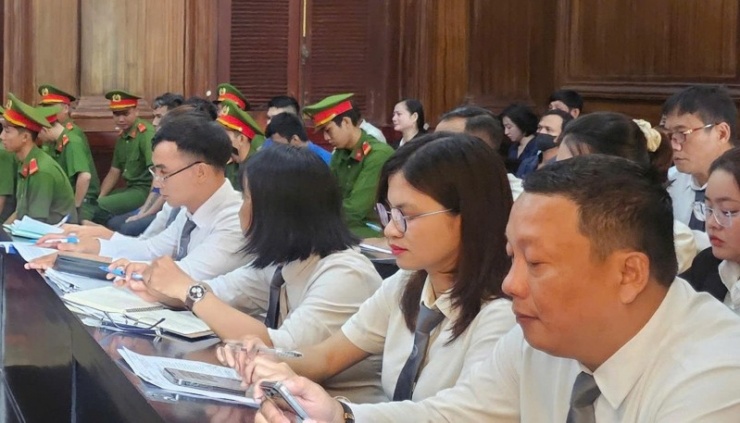 Các luật sư tham gia phiên tòa xét xử vụ án liên quan đến ma túy "nước vui".