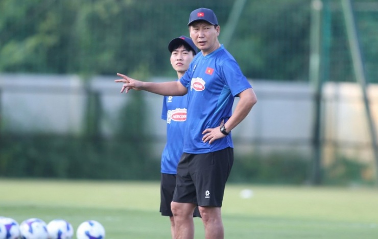 HLV Kim Sang-sik lắp ghép đội hình cho ĐT Việt Nam.