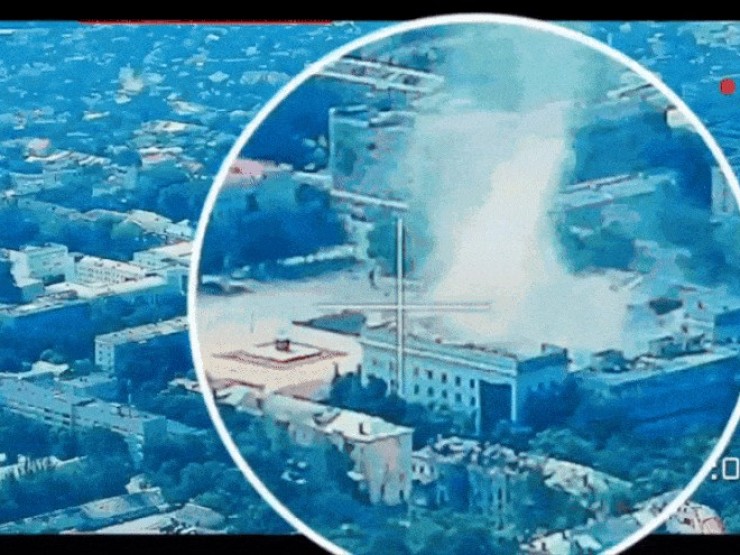 Video: Nga dội “siêu bom” UPAB-1500B phá hủy tòa nhà chính quyền vùng Kherson của Ukraine