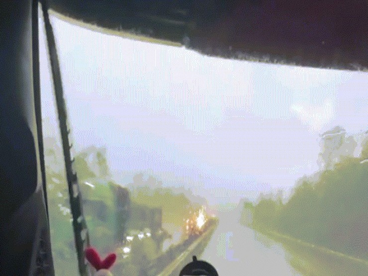 Clip sét đánh thẳng xuống cao tốc người đi đường thót tim