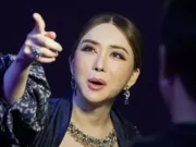 Tỷ phú chuyển giới Hoa hậu Hoàn vũ từ chức